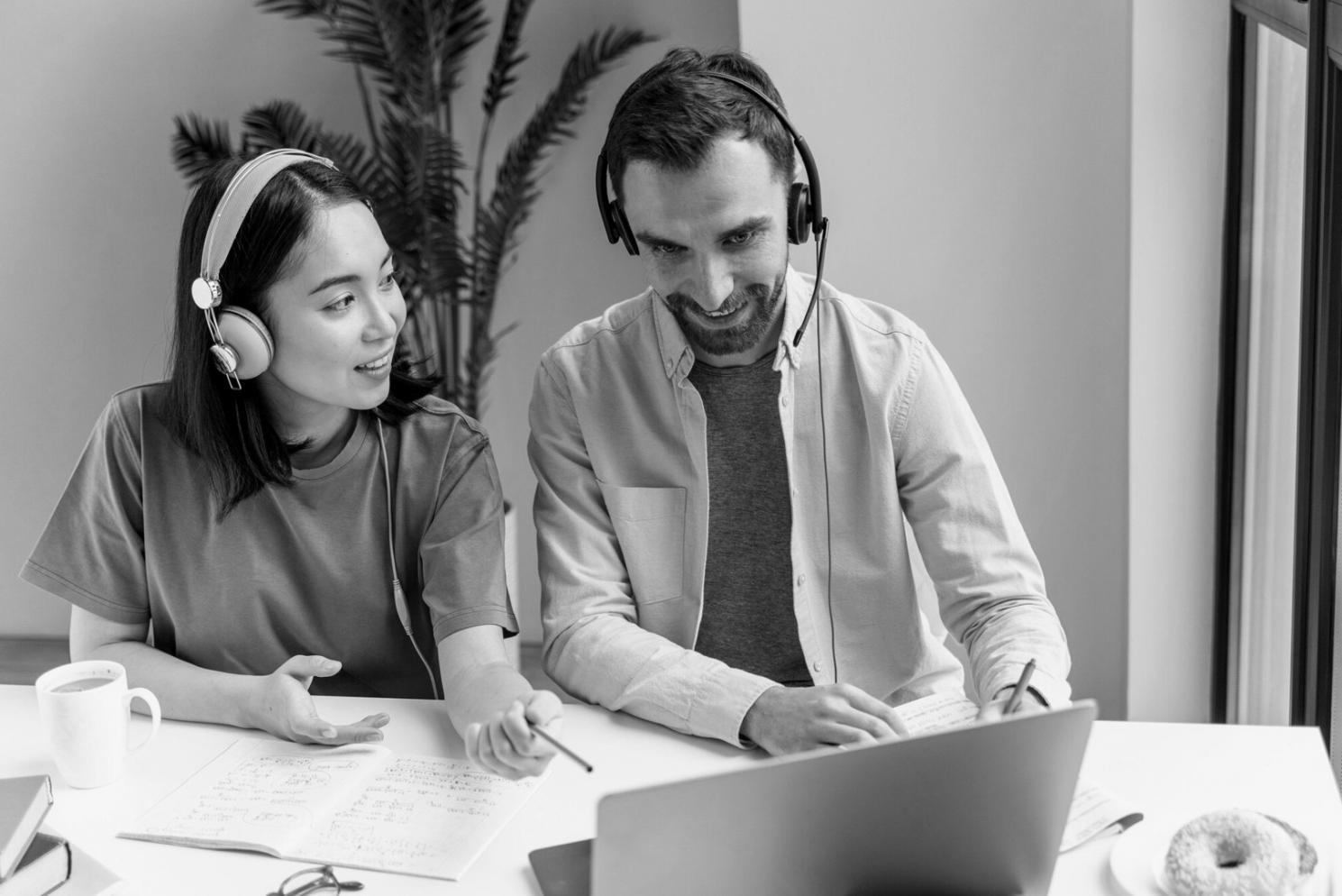 Profesional analizando gráficos financieros en entorno de trabajo moderno